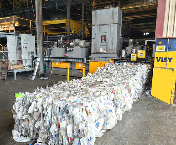 Multifunkčné a vysoko účinné riešenie balíkovania pre komplexné recyklačné centrum Austrálie