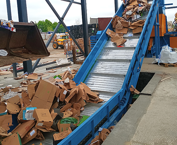 Riešenie multifunkčného lisu pre Bielorusko Recyklačné centrum